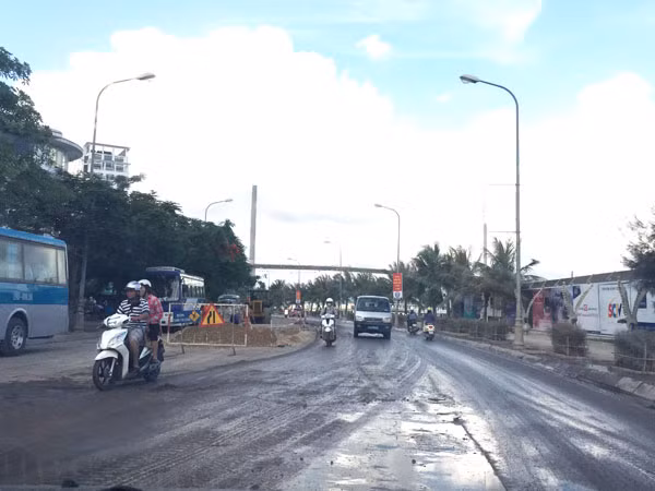 Đường Hoàng Quốc Việt, phường Bãi Cháy, TP Hạ Long bị hư hỏng, ô nhiễm do xe chở đất đá cày xới. Đường Hoàng Quốc Việt, phường Bãi Cháy, TP Hạ Long bị hư hỏng, ô nhiễm do xe chở đất đá cày xới.