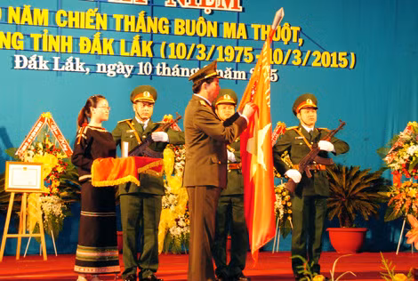Thừa ủy quyền của Chủ tịch nước, Đại tướng Trần Đại Quang trao tặng Huân chương Độc lập hạng Nhất cho Đảng bộ, nhân dân tỉnh Đắk Lắk. Thừa ủy quyền của Chủ tịch nước, Đại tướng Trần Đại Quang trao tặng Huân chương Độc lập hạng Nhất cho Đảng bộ, nhân dân tỉnh Đắk Lắk.