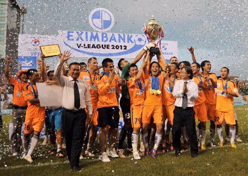 Minh Phương với cúp vô địch V.League cùng SHB. Đà Nẵng. Ảnh: H.M.