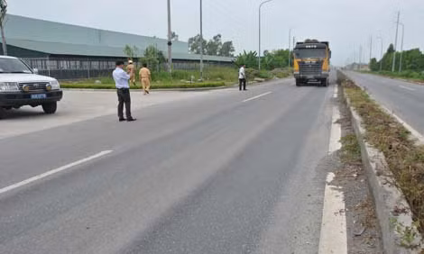 Hiện tượng hằn lún vệt bánh xe trên đường.