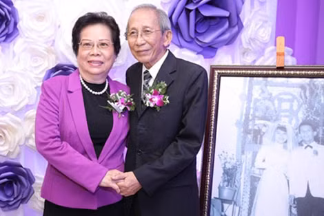 Nhạc sĩ Nguyễn Ánh 9 và vợ, vũ công Ngọc Hân tại lễ kỷ niệm 50 năm ngày cưới.
