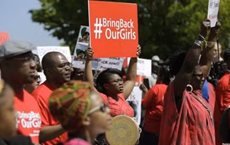 Phong trào BringBackOurGirls thu hút mọi người trên toàn thế giới tham gia.