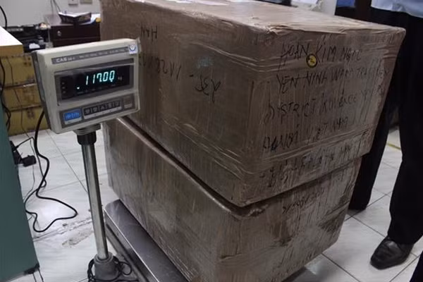 Lực lượng Hải quan phát hiện 2 valy chứa tổng số 105 khúc ngà voi, có tổng trọng lượng 97,8kg.