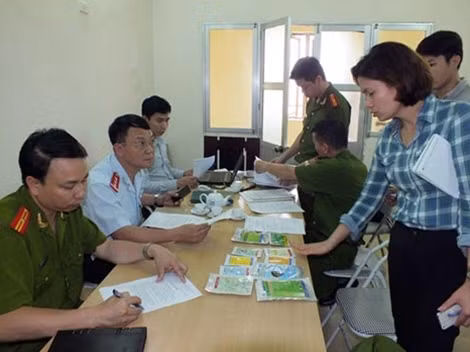 Đoàn kiểm tra lập biên bản vi phạm đối với Công ty Cổ phần Công nghệ sinh học Thú y.