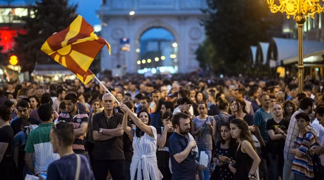 Người dân biểu tình ở quảng trường chính thành phố Skopje ngày 18-4-2016 (AP)