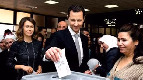 Tổng thống Syria Bashar Assad đi bỏ phiếu tại Damascus, Syria, ngày 13-4.