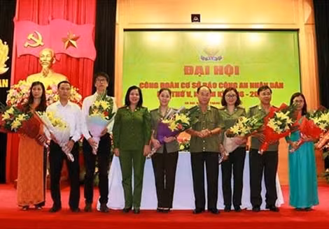 Đại tá Trần Kim Thẩm, Phó Tổng Biên tập Báo CAND tặng hoa chúc mừng BCH Công đoàn Báo CAND nhiệm kỳ 2016-2021.
