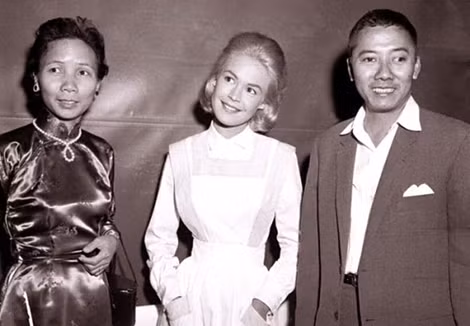 Trung tá Phạm Ngọc Thảo cùng phu nhân chụp ảnh với diễn viên Sandra Dee tại Mỹ năm 1962 .