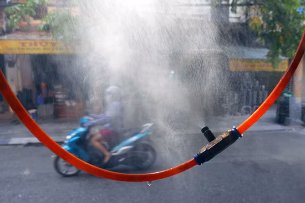 Nhiều quán nhậu, cửa hàng mặt phố chống nóng bằng cách dùng bơm phun hơi nước liên tục cả ngày.