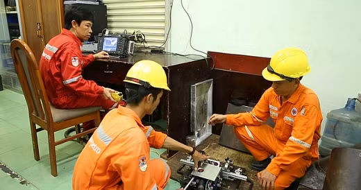 Kỹ sư Nguyễn Quang Biên làm việc với các đồng nghiệp