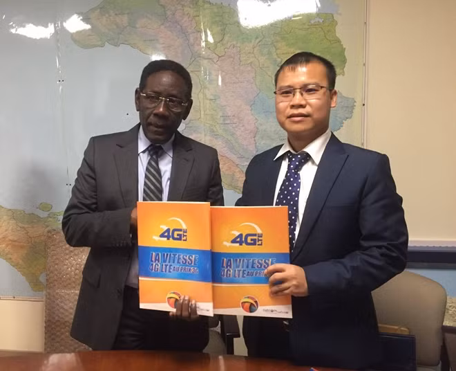 Tổng giám đốc Natcom và Bộ trưởng Bộ Giao thông Công trình Công cộng và Viễn thông Haiti tại lễ ký kết hợp đồng.