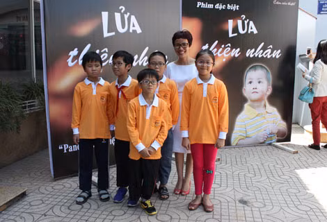 Thiện Nhân (hàng trên cùng), mẹ Mai Anh và các bạn trong buổi ra mắt phim. Thiện Nhân (hàng trên cùng), mẹ Mai Anh và các bạn trong buổi ra mắt phim.