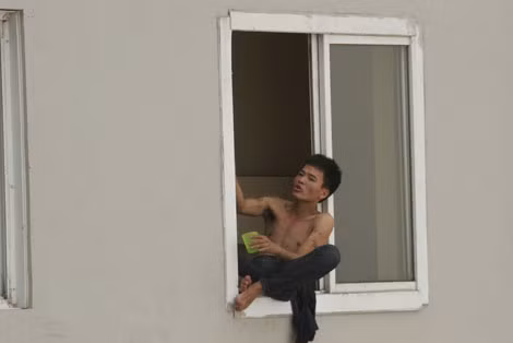 Vũ Văn Tuyền trên cửa sổ tầng 21.
