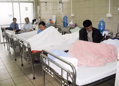 Nhiều người phải nhập viện vì ngộ độc khi ăn lẩu cua vỉa hè.