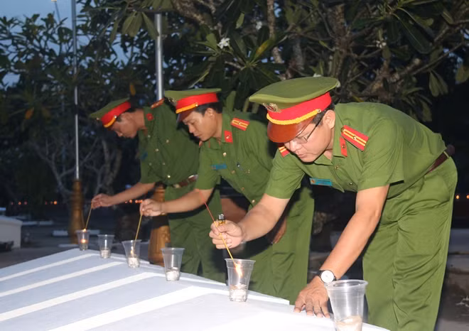 CBCS Trung đoàn CSCĐ Tây Nam Bộ, thắp nến tri ân Anh hùng liệt sỹ, tại Nghĩa trang liệt sỹ TP Cần Thơ.