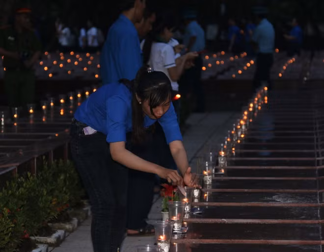 Các bạn Đoàn viên, thanh niên thắp nến tri ân các Anh hùng liệt sỹ, tại Nghĩa trang liệt sỹ TP Cần thơ.