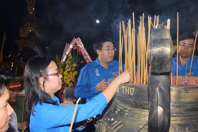 Dâng hương lên Tượng đài Tổ quốc ghi công trong Nghĩa trang liệt sỹ TP Cần Thơ
