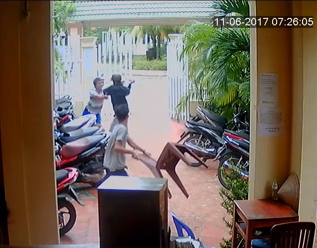 Chủ nhà nghỉ bị đối tượng mặc áo khoác đen vung dao chém.