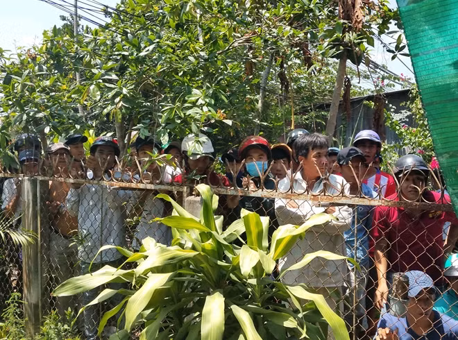 Đông đảo người dân kéo đến xem lực lượng Công an khống chế đối tượng Ai.