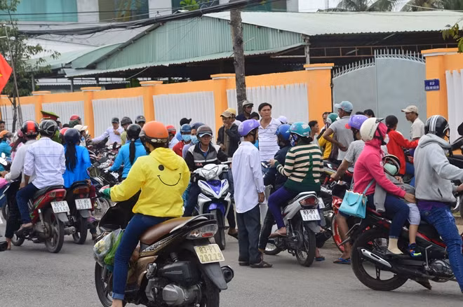Lượng người quá đông tràn cả ra đường, khiến lực lượng làm nhiệm vụ hết sức vất vả.