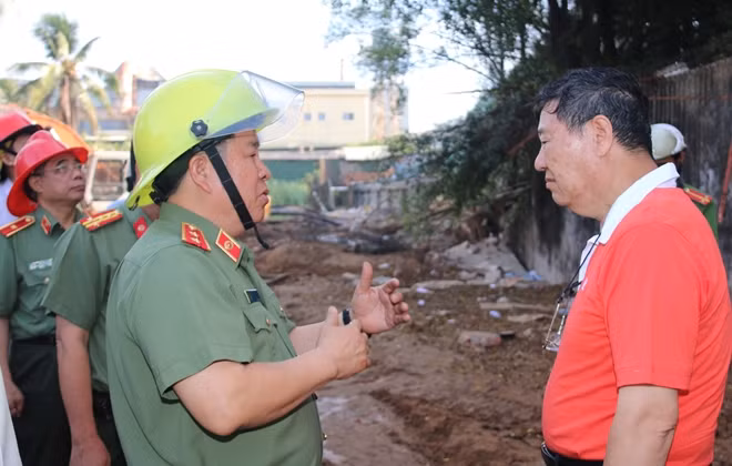 Thứ trưởng Bùi Văn Thành hỏi thăm ông Chen Lai Shen Kuan, Tổng giám đốc Công ty Kwong Lung - Meko, vào sáng 29-3 khi đến kiểm tra hiện trường vụ cháy.