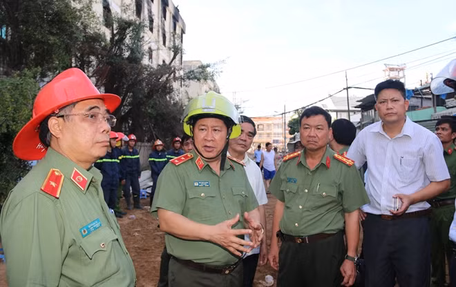 Thứ trưởng Bùi Văn Thành chỉ đạo, tuyệt đối không để đám cháy bùng phát trở lại.