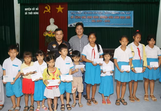 Đại diện nhà tài trợ, trao học bổng cho học sinh nghèo xã Thới Hưng.