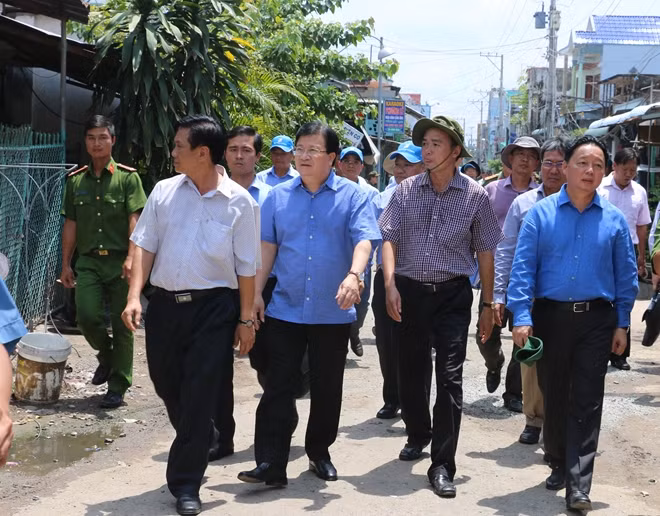 Phó Thủ tướng Trịnh Đình Dũng kiểm tra hiện trường vụ sạt lở ở xã Mỹ Hội Đông, huyện Chợ Mới (An Giang).
