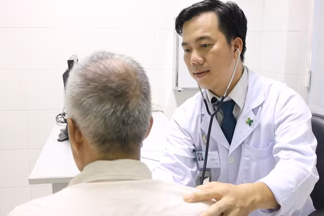 BS Phạm Hữu Dũng, đang khám cho bệnh nhân C.