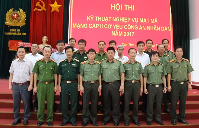Các đại biểu chụp hình lưu niệm cùng Ban Tổ chức Hội thi.