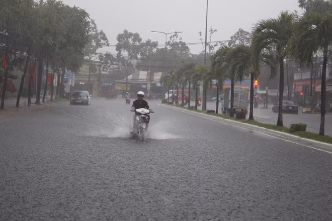 Đường Trần Văn Hoài nước ngập lênh láng