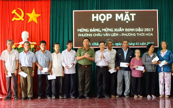 Đại tá Trần Ngọc Hạnh, Giám đốc Công an TP Cần Thơ, tặng quà gia đình chính sách, hộ nghèo phường Châu Văn Liêm, phường Thới Hòa, quận Ô Môn, TP Cần Thơ.