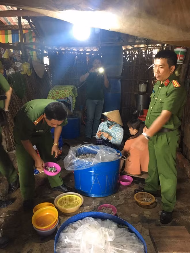 Lực lượng Công lập biên bản quả tang đối với chủ cơ sở để tiếp tục điều tra làm rõ.