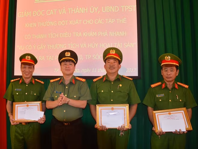 Đại tá Lê Minh Quang, Giám đốc Công an tỉnh Sóc Trăng, khen thưởng các đơn vị tham gia phá án nhanh.