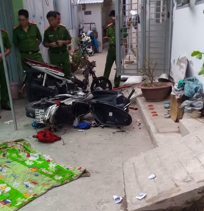 Những chiếc xe mô tô bị hư hại nặng.