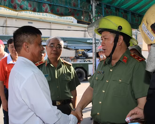 Thứ trưởng Bùi Văn Thành, cảm ơn Bí thư Đảng ủy phường Trà Nóc Nguyễn Hùng Việt về công tác hỗ trợ vật chất, tinh thần cho lực lượng chữa cháy mấy ngày qua.