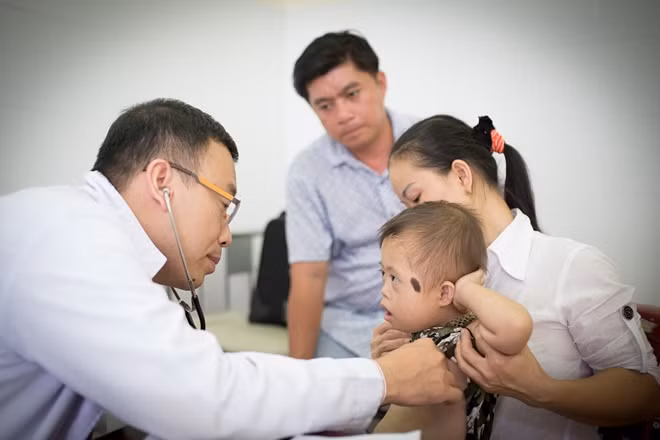 Bác sỹ Bệnh viện Đại học Y Dược TP Hồ Chí Minh, khám cho một bệnh nhi bị tim bẩm sinh.