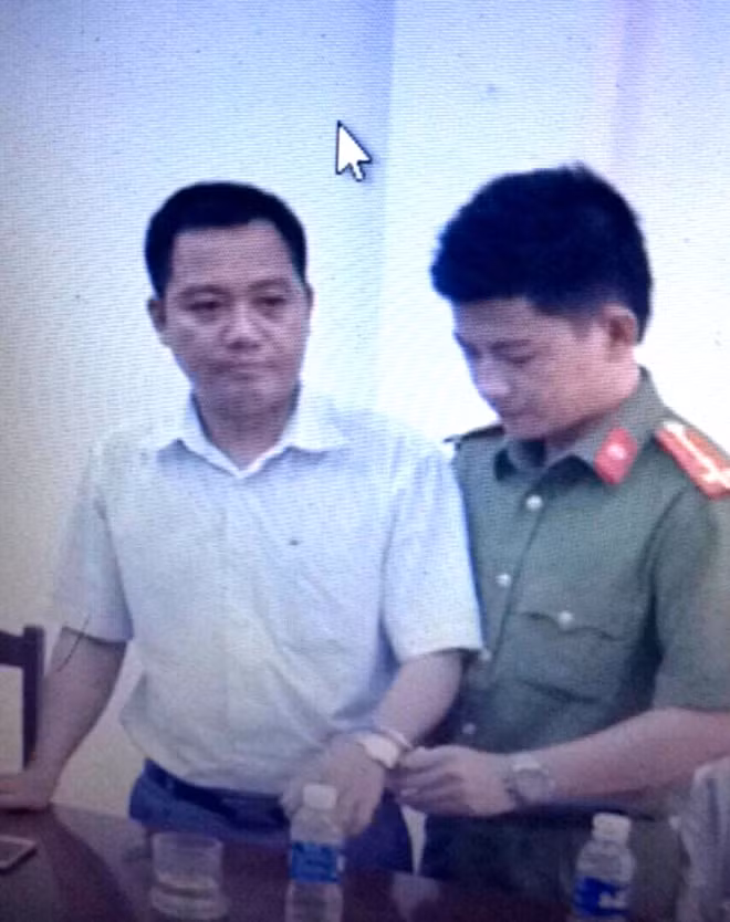 Ba cán bộ (áo trắng) Trung tâm KTTN&MT Bạc Liêu, bị cơ quan CSĐT Công an Bạc Liêu, khởi tố bắt tạm giam.