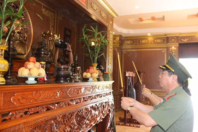 Thứ trưởng Bùi Văn Nam, dâng hương lên Chủ tịch Hồ Chí Minh, tại Nhà tưởng niệm Chủ tịch Hồ Chí Minh trong khuôn viên Công an tỉnh.