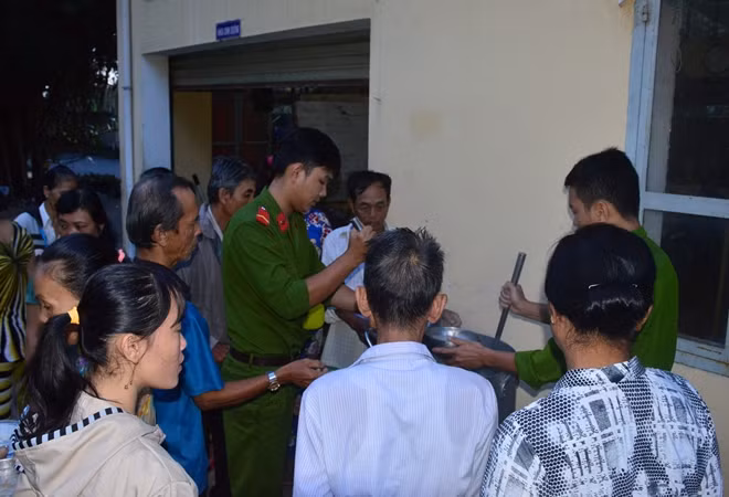 Cứ 6 giờ sáng hàng ngày là CBCS Công an huyện Mỹ Tú lại chở nồi cháo bổ dưỡng đến BVĐK Mỹ Tú cấp cho bệnh nhân đang điều trị tại đây.