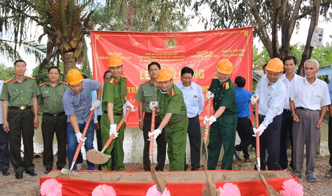 Các đại biểu làm thủ tục khởi công xây dựng cầu giao thông nông thôn ở xã Thới Hưng, huyện Cờ Đỏ (Cần Thơ).