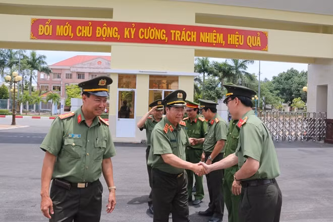 Thứ trưởng Bùi Văn Nam, đến thăm và làm việc với Công an tỉnh Bạc Liêu.