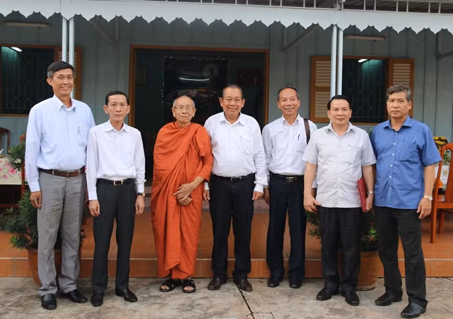 Phó Thủ tướng Thường trực Trương Hòa Bình, cùng Hòa thượng Thích Giác Nhường và đoàn công tác.
