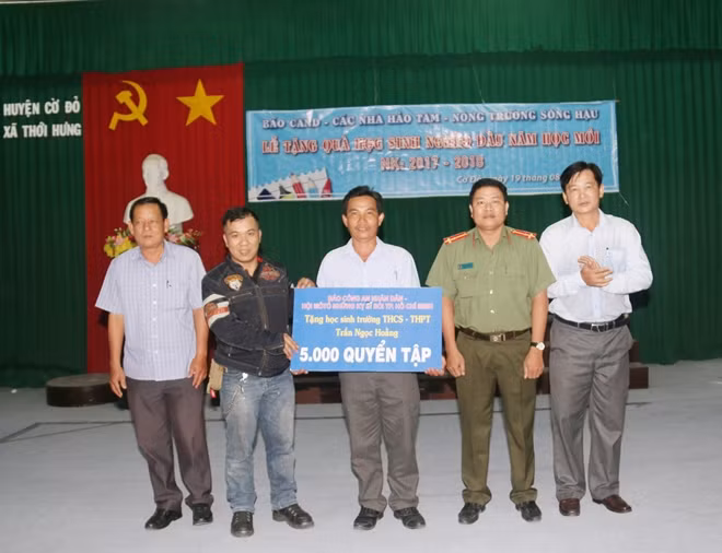 Đại diện Báo CAND và nhà tài trợ, tặng 5.000 cuốn vở cho Trường THCS và THPT Trần Ngọc Hoằng, xã Thới Hưng, huyện Cờ Đỏ (Cần Thơ).