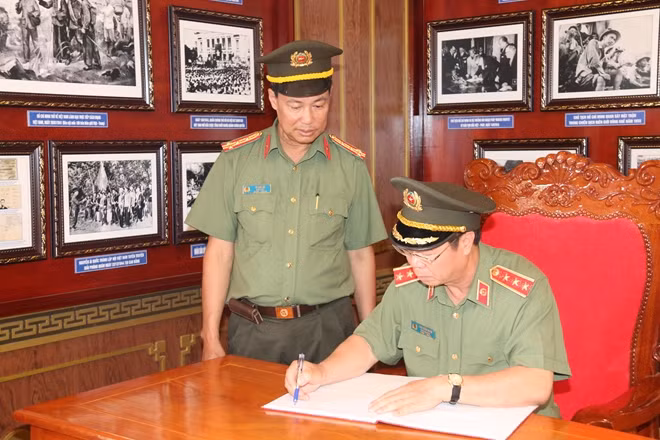 Thứ trưởng Bùi Văn Nam, ghi sổ cảm tưởng tại Nhà tưởng niệm Chủ tịch Hồ Chí Minh.