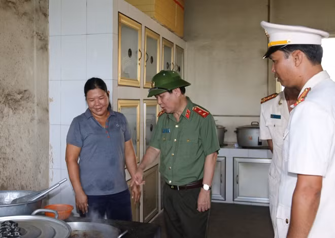 Thứ trưởng Nguyễn Văn Sơn, kiểm tra nhà ăn của CBCS Trại giam Định Thành.