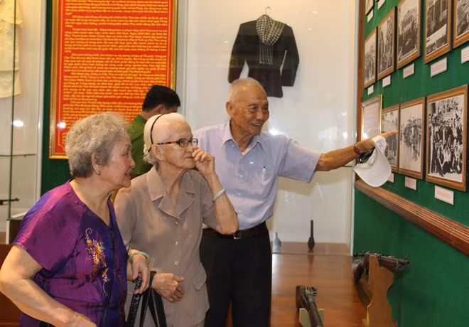 Các đại biểu tham quan các hình ảnh, hiện vật trưng bày tại Nhà truyền thống.