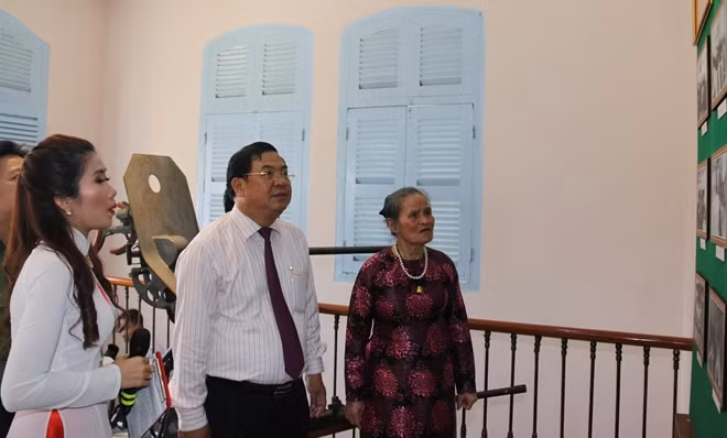 Đồng chí Phạm Gia Túc, Phó Bí thư Thành ủy Cần Thơ và bà Phạm Thị Hiền, tham quan các hình ảnh, hiện vật trưng bày tại "Nhà truyền thống lực lượng Công an Cần Thơ".