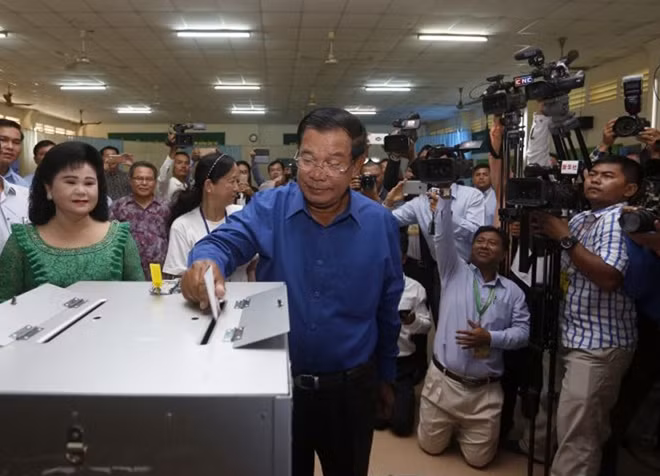 Thủ tướng, Chủ tịch Đảng CPP Hun Sen, hoàn tất quyền công dân của mình ngay đầu giờ sáng 4-6.