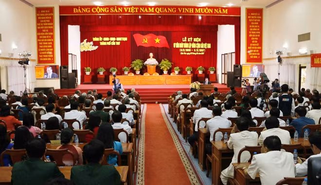 Các đại biểu tham dự lễ kỷ niệm 87 năm Ngày thành lập Đảng Cộng sản Việt Nam.